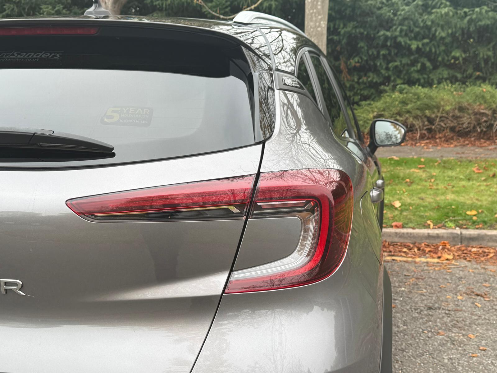 Renault Captur 1.5 Blue dCi Iconic SUV 5dr Diesel Manual Euro 6 (s/s) (95 ps)