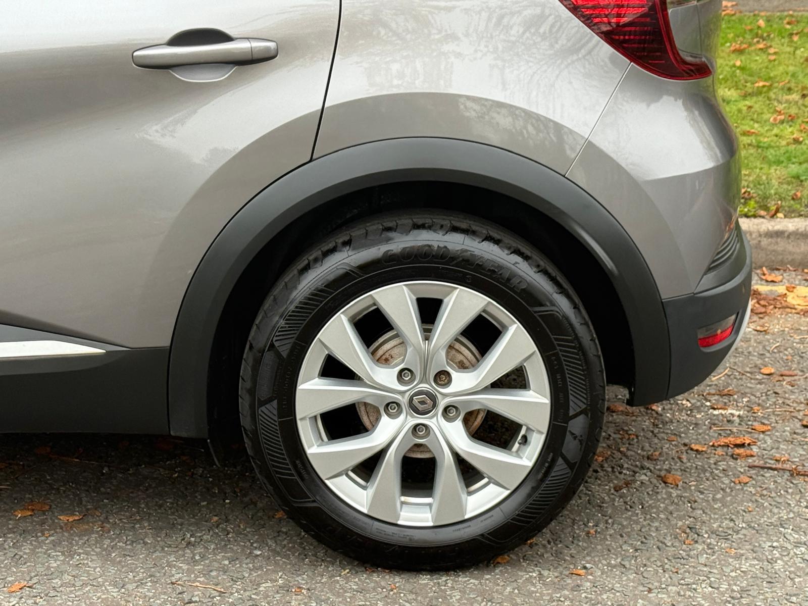 Renault Captur 1.5 Blue dCi Iconic SUV 5dr Diesel Manual Euro 6 (s/s) (95 ps)