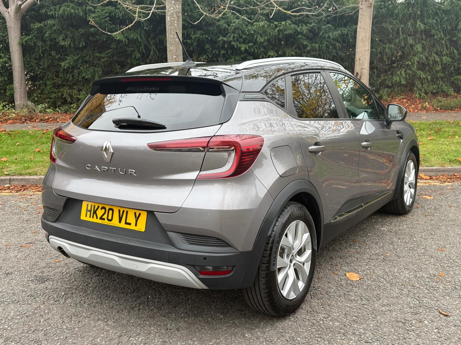 Renault Captur 1.5 Blue dCi Iconic SUV 5dr Diesel Manual Euro 6 (s/s) (95 ps)