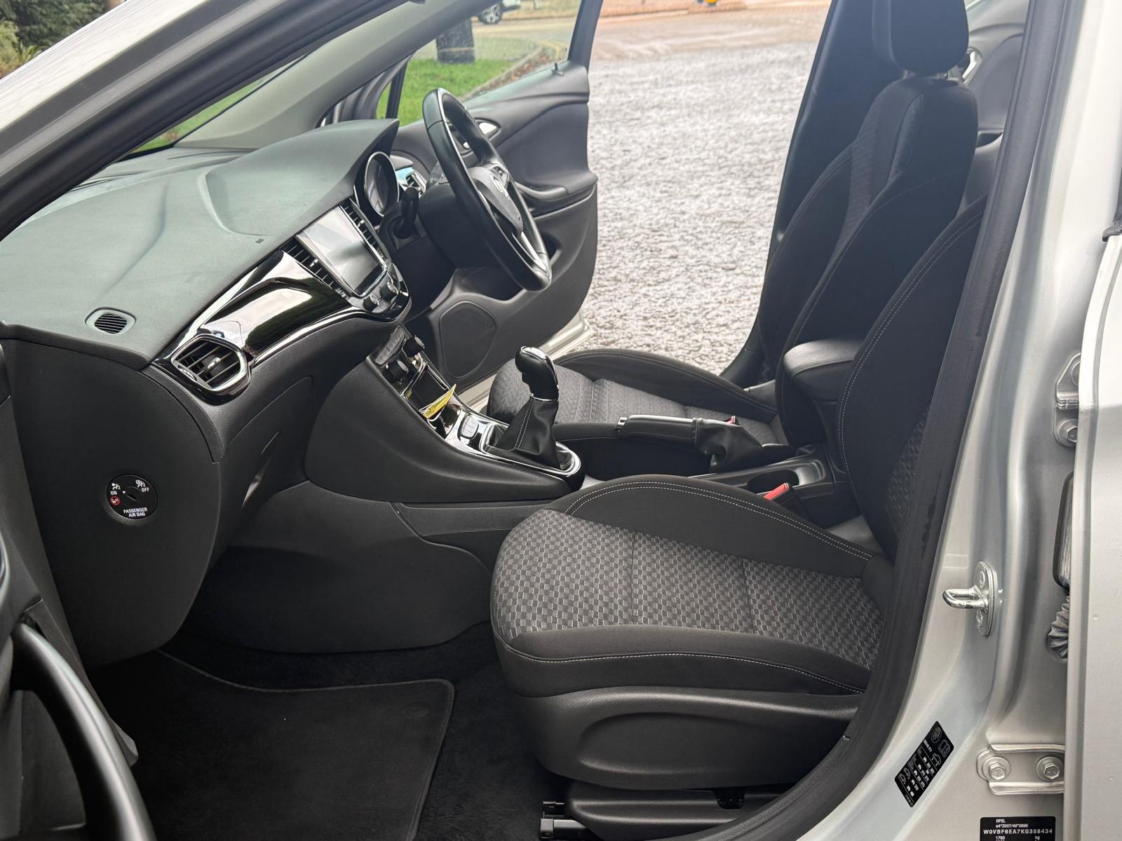 Vauxhall Astra 1.0i Turbo ecoTEC SRi Nav Hatchback 5dr Petrol Manual Euro 6 (s/s) (105 ps)