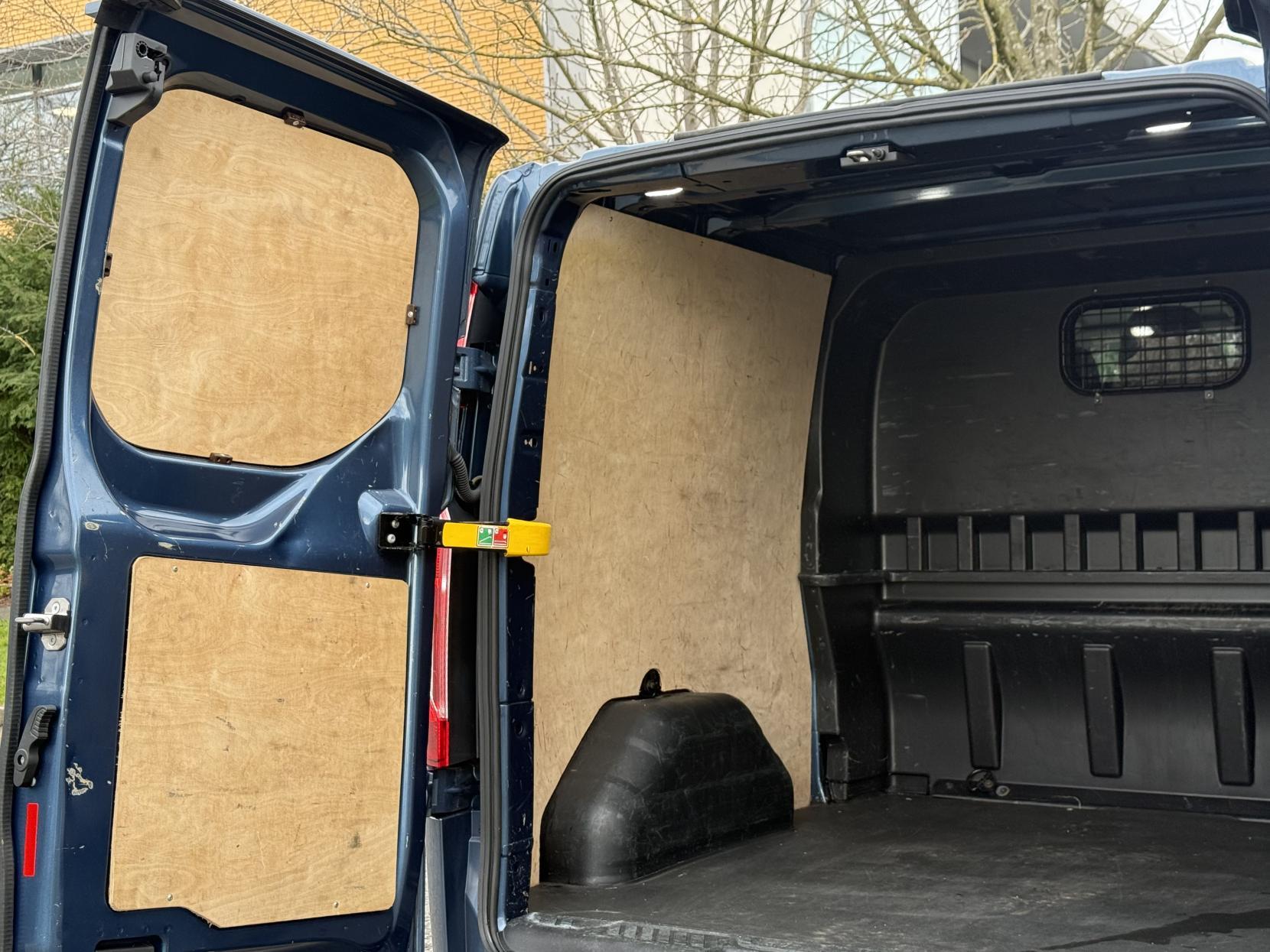 Ford Transit Custom 2.0 320 EcoBlue Limited Crew Van Double Cab 5dr Diesel Auto L2 H1 Euro 6 (s/s) (6 Seat) (170 ps)