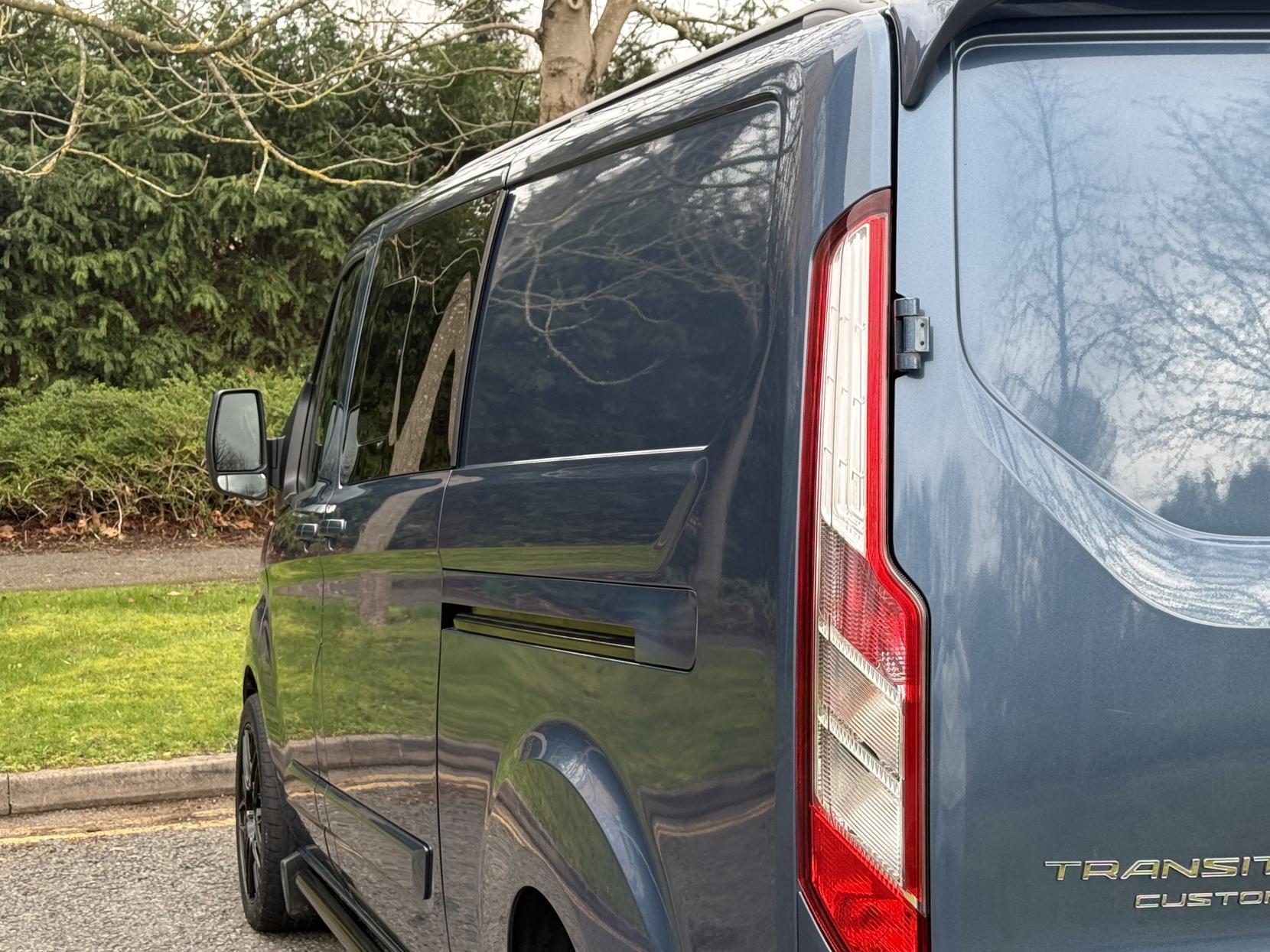 Ford Transit Custom 2.0 320 EcoBlue Limited Crew Van Double Cab 5dr Diesel Auto L2 H1 Euro 6 (s/s) (6 Seat) (170 ps)