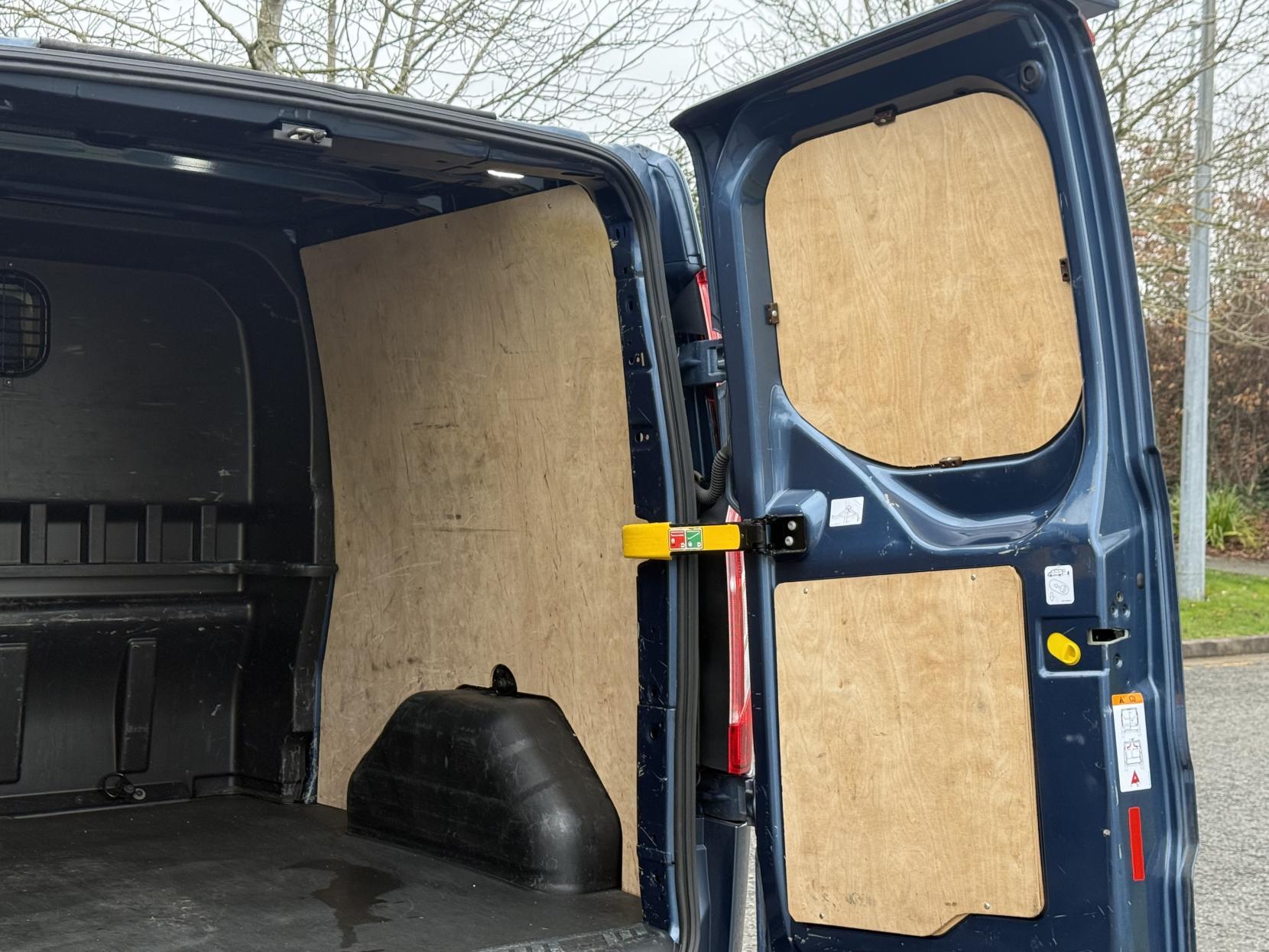 Ford Transit Custom 2.0 320 EcoBlue Limited Crew Van Double Cab 5dr Diesel Auto L2 H1 Euro 6 (s/s) (6 Seat) (170 ps)