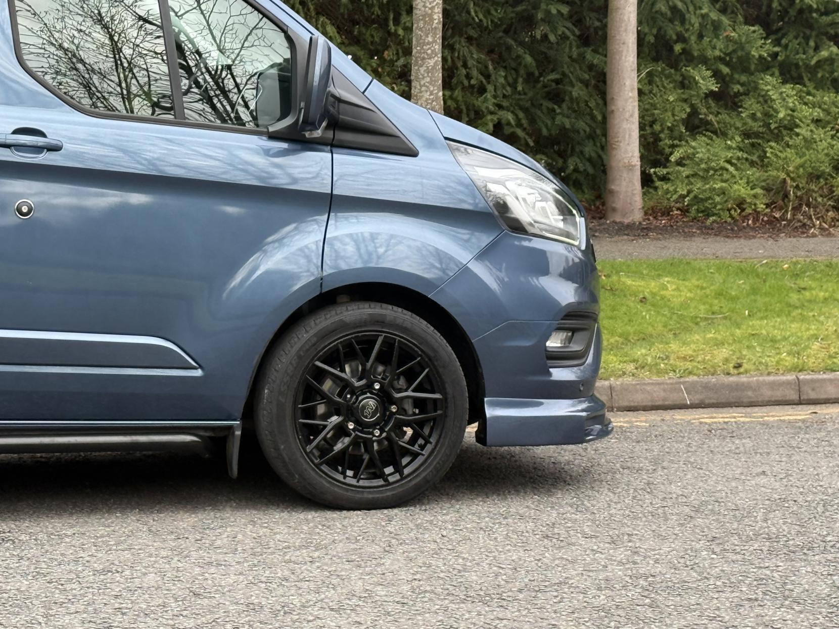 Ford Transit Custom 2.0 320 EcoBlue Limited Crew Van Double Cab 5dr Diesel Auto L2 H1 Euro 6 (s/s) (6 Seat) (170 ps)
