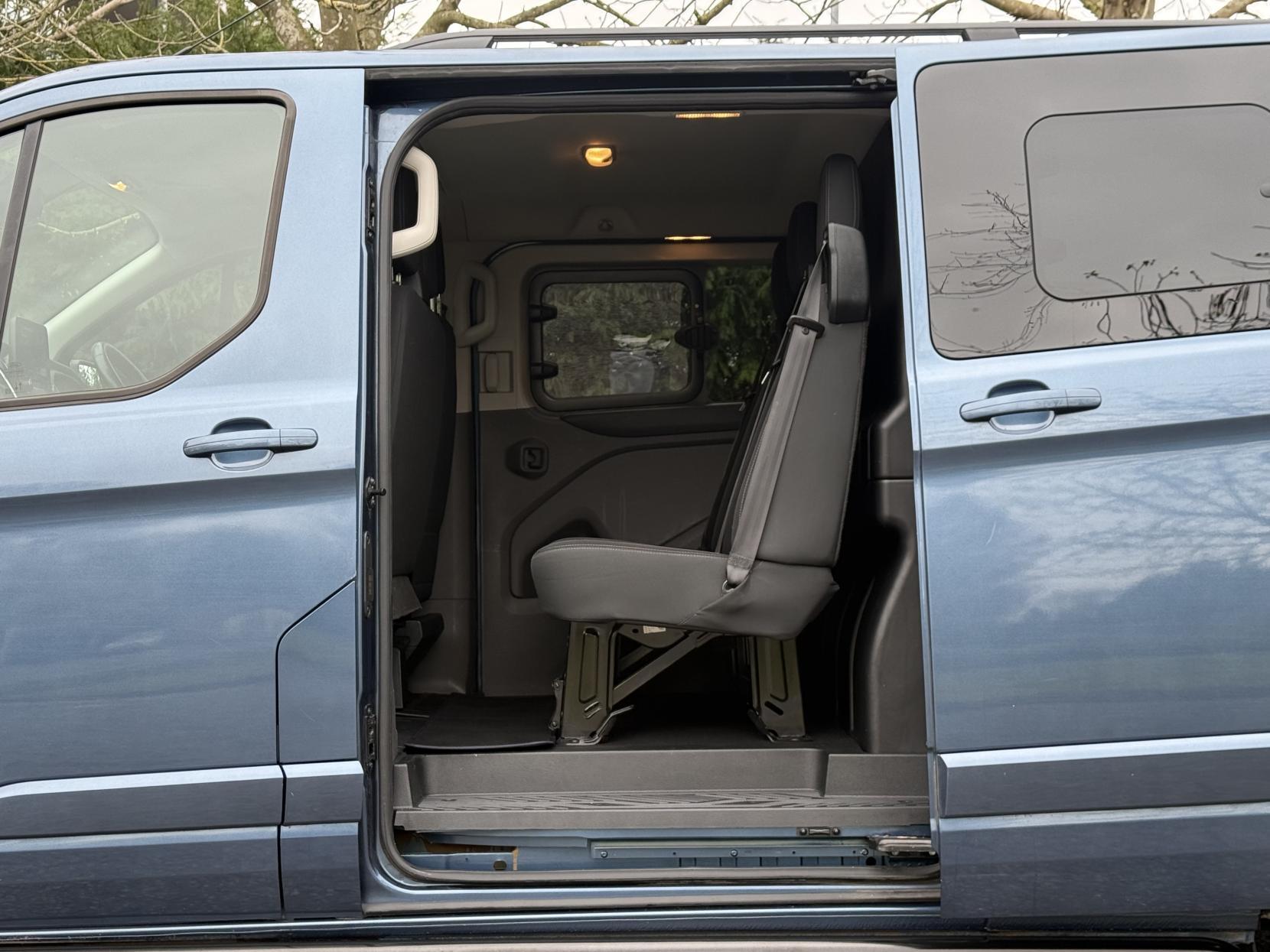 Ford Transit Custom 2.0 320 EcoBlue Limited Crew Van Double Cab 5dr Diesel Auto L2 H1 Euro 6 (s/s) (6 Seat) (170 ps)