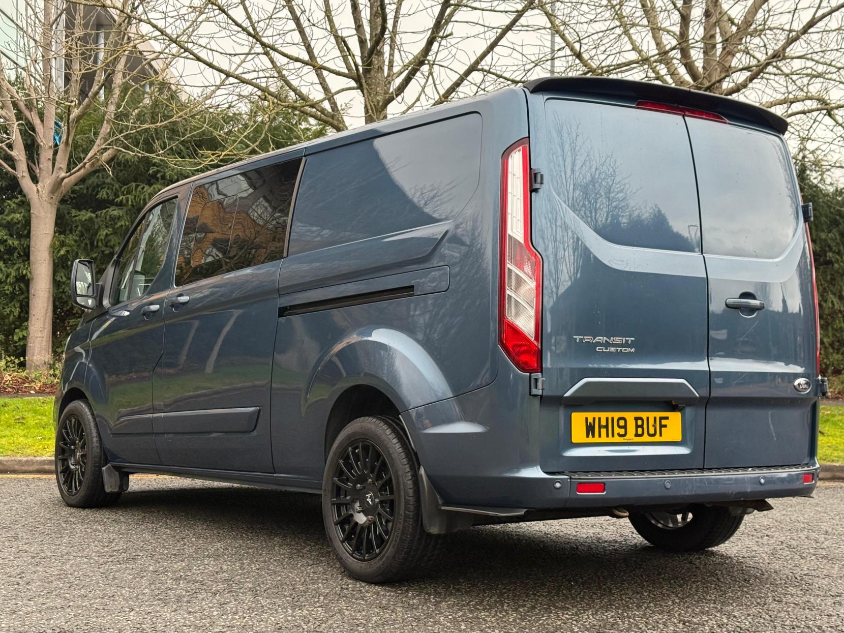 Ford Transit Custom 2.0 320 EcoBlue Limited Crew Van Double Cab 5dr Diesel Manual L2 H1 Euro 6 (6 Seat) (130 ps)