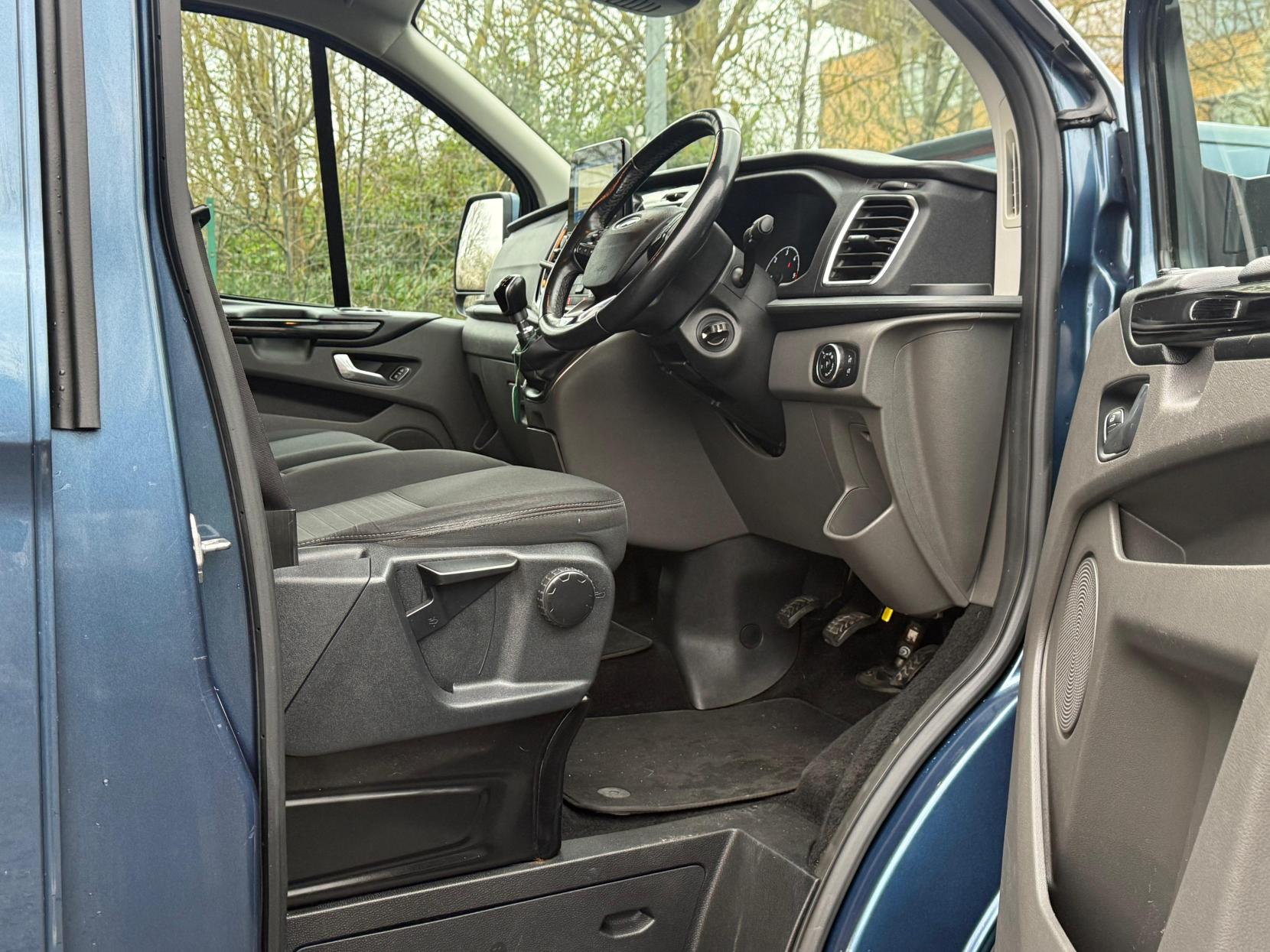 Ford Transit Custom 2.0 320 EcoBlue Limited Crew Van Double Cab 5dr Diesel Manual L2 H1 Euro 6 (6 Seat) (130 ps)