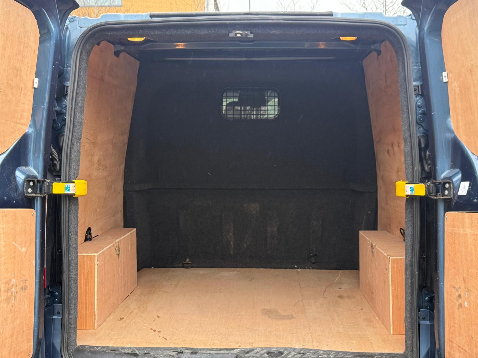 Ford Transit Custom 2.0 320 EcoBlue Limited Crew Van Double Cab 5dr Diesel Manual L2 H1 Euro 6 (6 Seat) (130 ps)