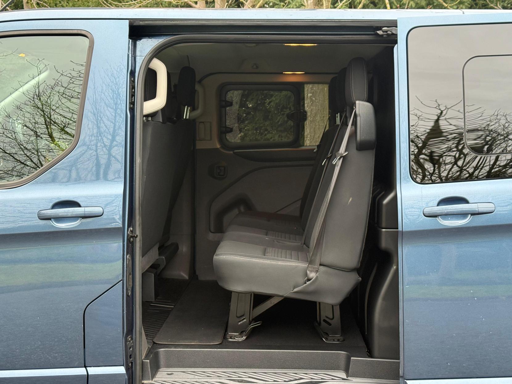 Ford Transit Custom 2.0 320 EcoBlue Limited Crew Van Double Cab 5dr Diesel Manual L2 H1 Euro 6 (6 Seat) (130 ps)