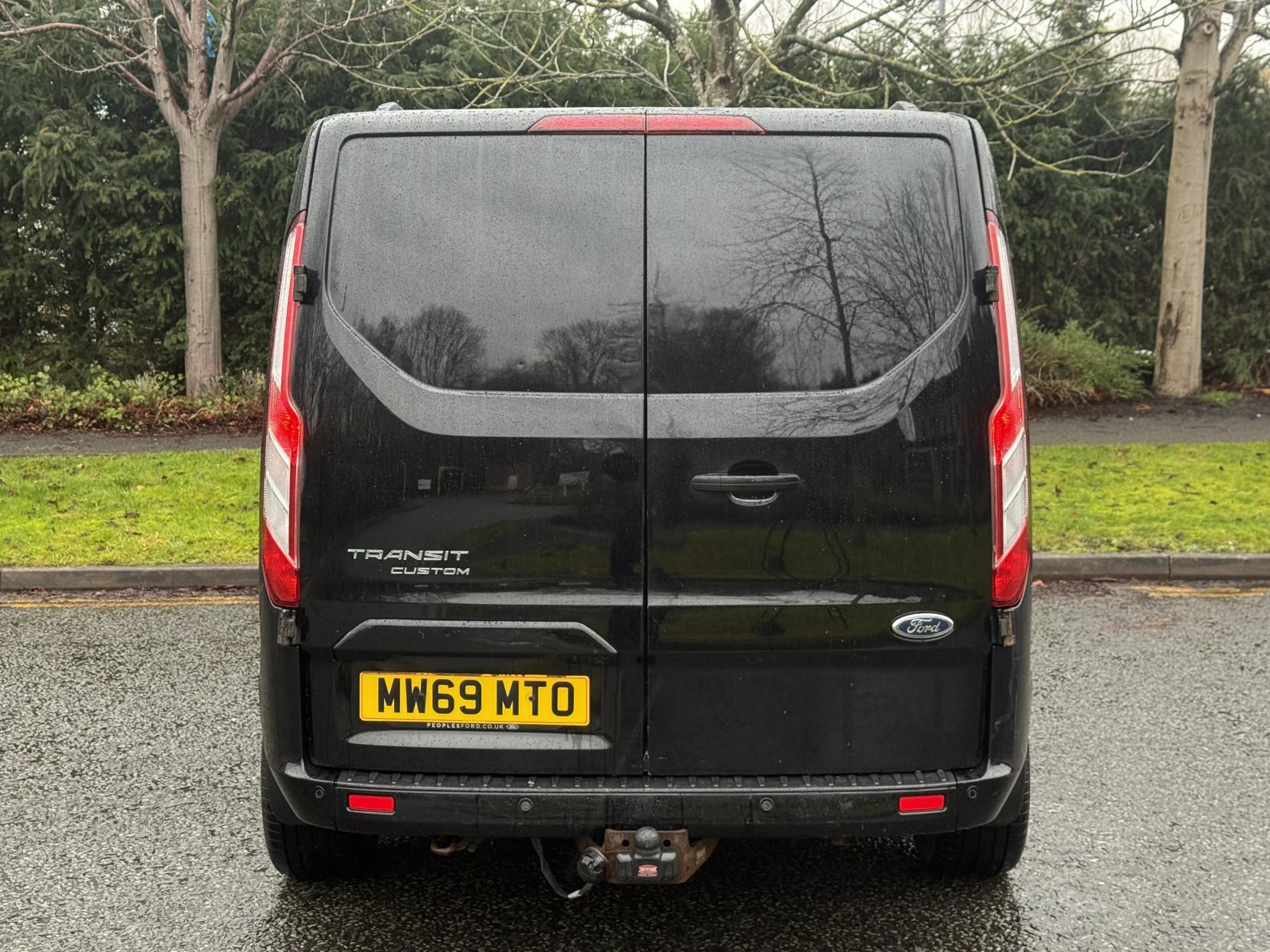 Ford Transit Custom 2.0 320 EcoBlue Limited Crew Van Double Cab 5dr Diesel Manual L2 H1 Euro 6 (6 Seat) (170 ps)