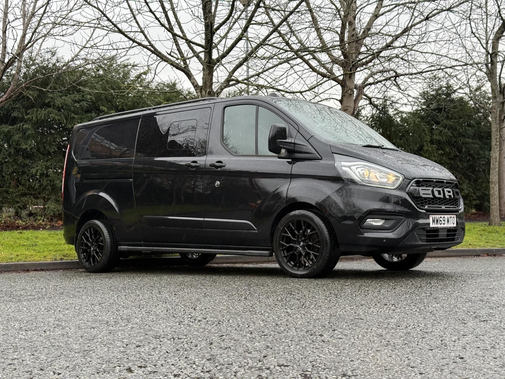 Ford Transit Custom 2.0 320 EcoBlue Limited Crew Van Double Cab 5dr Diesel Manual L2 H1 Euro 6 (6 Seat) (170 ps)