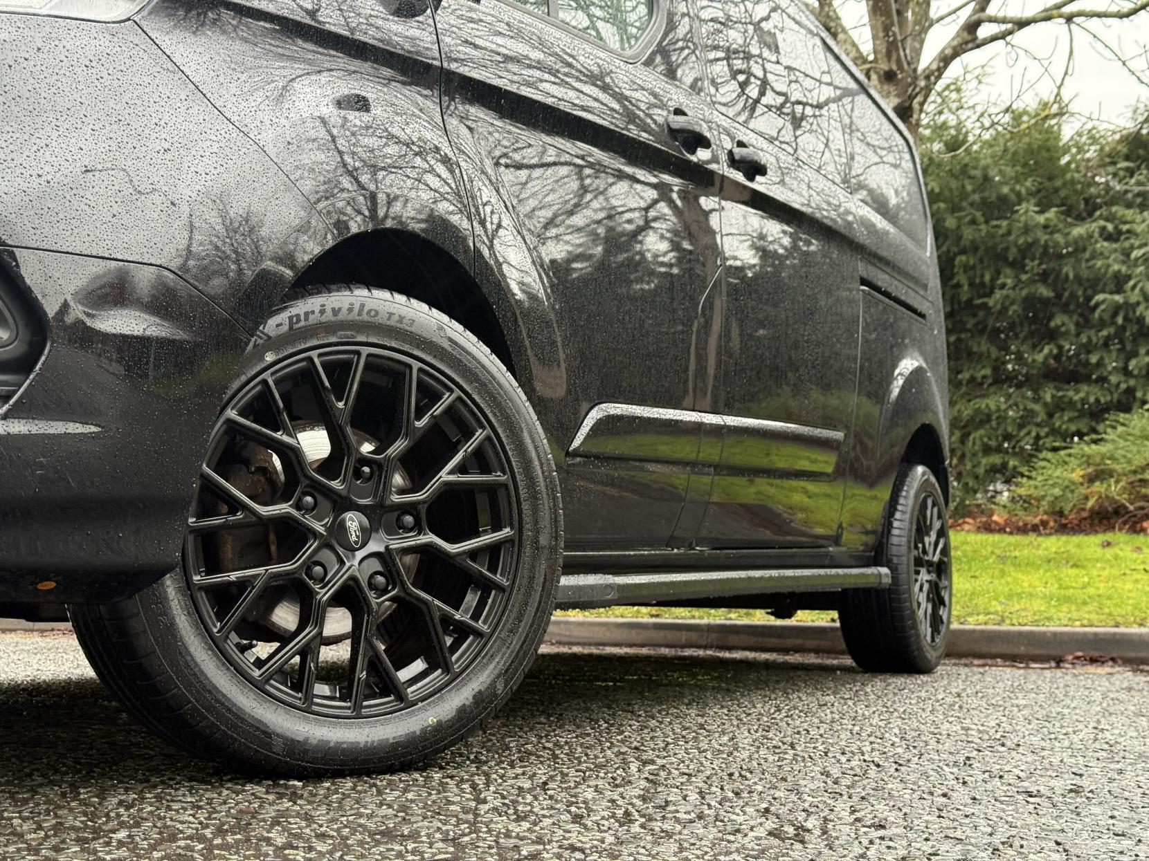 Ford Transit Custom 2.0 320 EcoBlue Limited Crew Van Double Cab 5dr Diesel Manual L2 H1 Euro 6 (6 Seat) (170 ps)