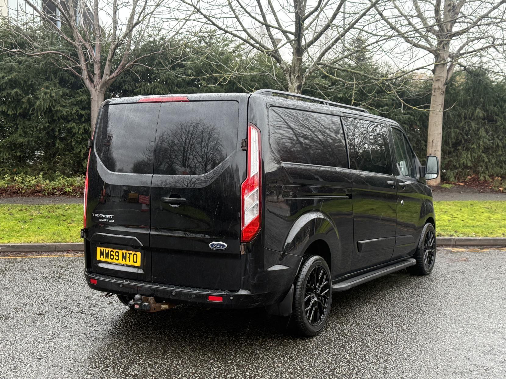 Ford Transit Custom 2.0 320 EcoBlue Limited Crew Van Double Cab 5dr Diesel Manual L2 H1 Euro 6 (6 Seat) (170 ps)
