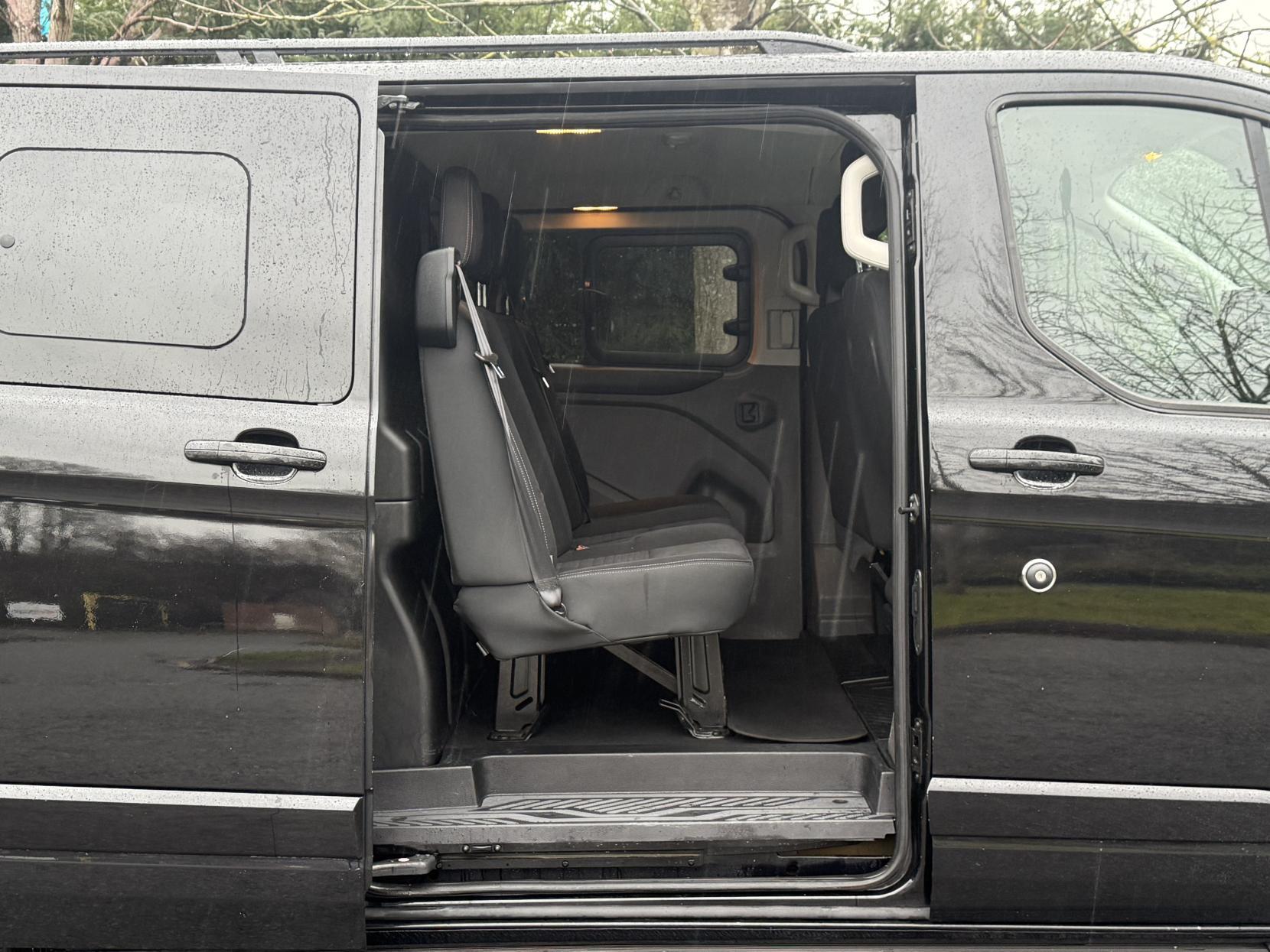 Ford Transit Custom 2.0 320 EcoBlue Limited Crew Van Double Cab 5dr Diesel Manual L2 H1 Euro 6 (6 Seat) (170 ps)